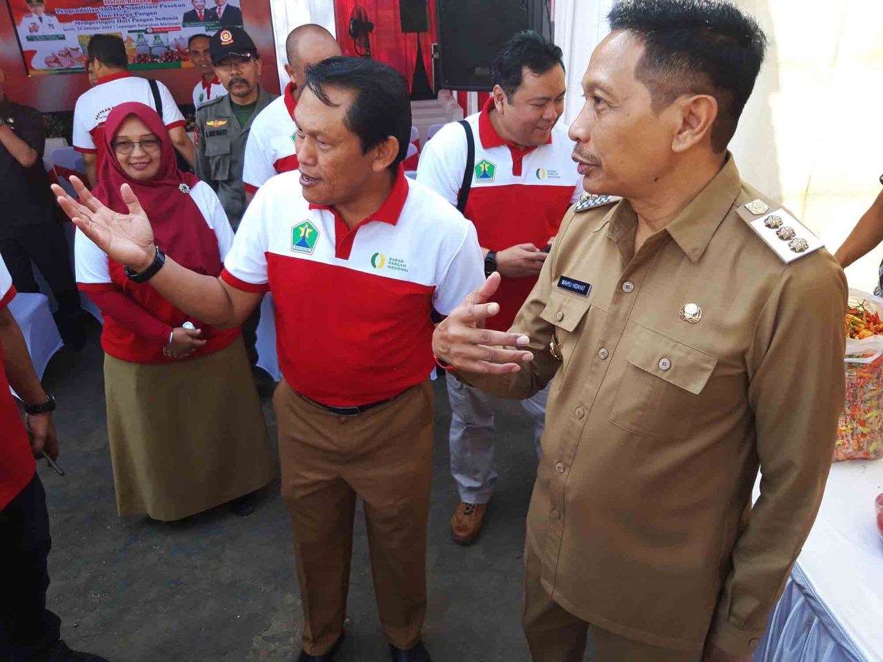 Penjabat Wali Kota Malang Wahyu Hidayat berbincang dengan Kepala Dispangtan Kota Malang Slamet Husnan Hariyadi saat gerakan pangan murah di lapangan Kelurahan Merjosari, Senin (16/10). Foto : Dok. Jatimkini