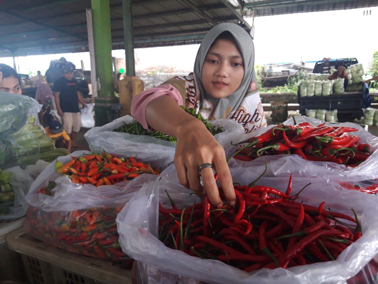 Pedagang menjual cabai di Pasar Karangploso, Kabupaten Malang.