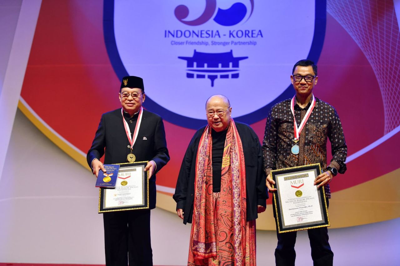 Dirut PLN Darmawan Prasodjo meraih penghargaan Museum Rekor Indonesia (MURI) sebagai penulis buku pertama dan terlengkap tentang Presiden Indonesia dalam Bahasa Korea. (PLN for Jatimkini.com)