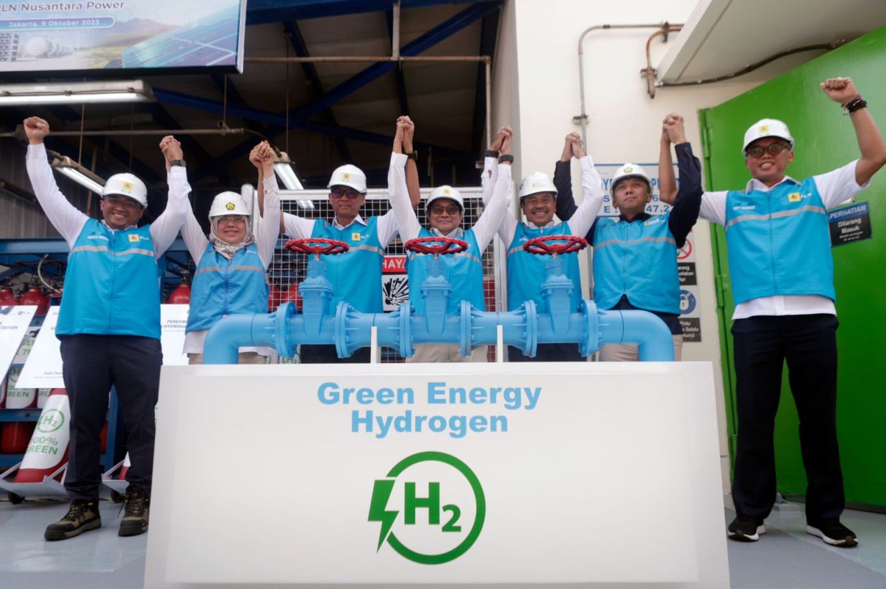 Direktur Jenderal Energi Baru Terbarukan dan Konservasi Energi Kementerian ESDM Yudo Dwinanda Priaadi didampingi Dirut PLN Darmawan Prasodjo saat peresmian GHP, Senin (9/10). (Foto: PLN for Jatimkini.com)