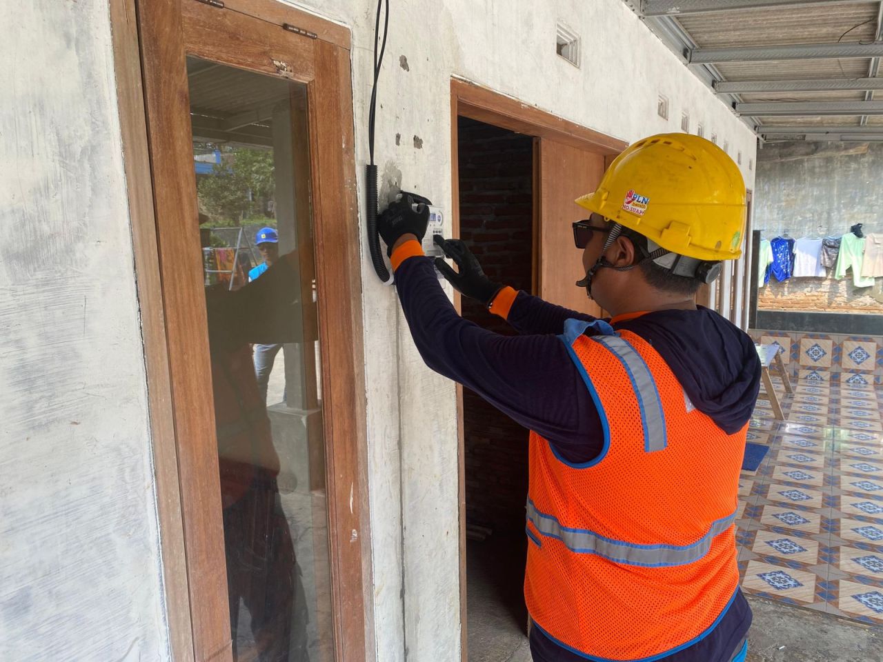 PT PLN (Persero) nyalakan bantuan pasang baru listrik (BPBL) kepada warga Malang, Jawa Timur. (Foto: PLN for Jatimkini.com)
