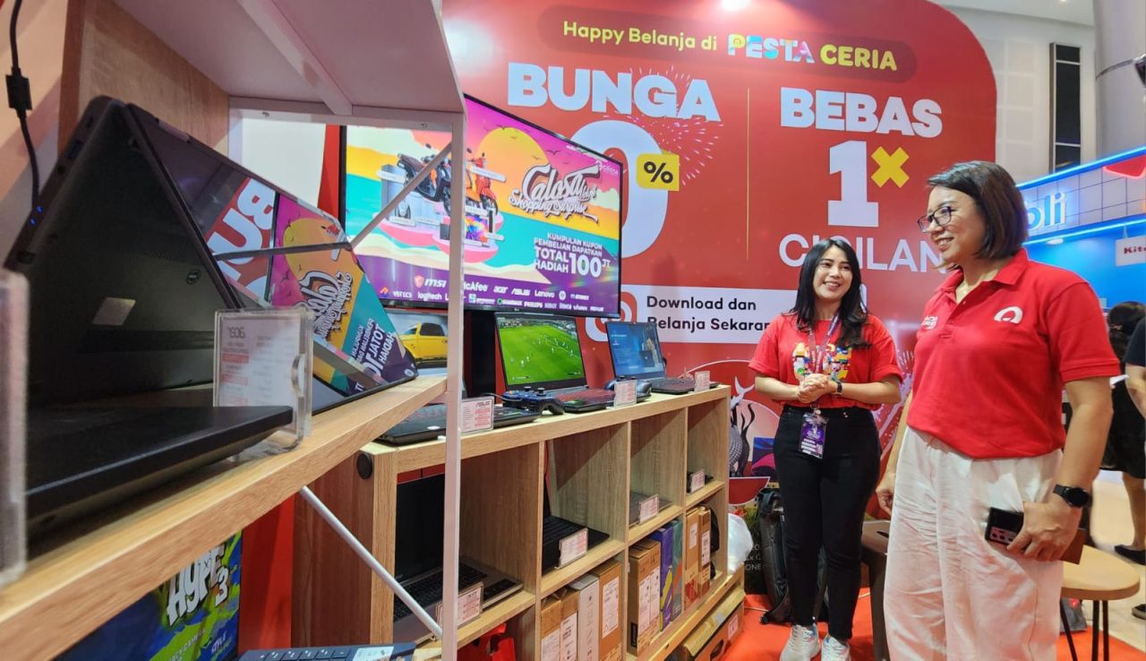 Chief Sales Officer Home Credit, Dolly Susanto (kiri) saat meninjau booth Home Credit di area pameran PRJ Surabaya ( Foto : Jatimkini.com / Alvian Yoananta )