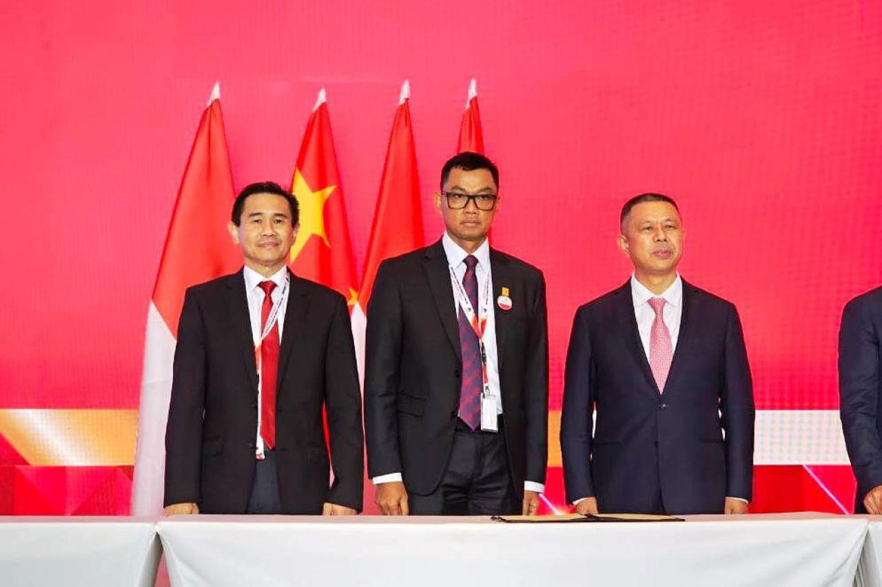 Presiden RI menyaksikan kesepakatan PT PLN (Persero) dengan dua perusahaan besar energi bersih asal China dalam kerja sama pengembangan EBT di Indonesia. (Foto: PLN for Jatimkini.com)