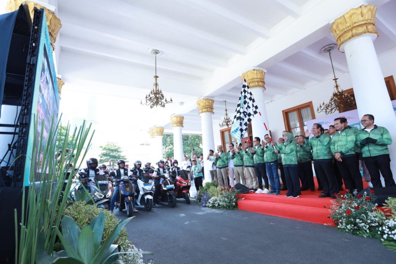 Gubernur Khofifah didampingi General Manager PT PLN (Persero) Unit Induk Distribusi Jawa Timur, Agus Kuswardoyo berangkatkan konvoi motor listrik di Gedung Negara Grahadi. (PLN for Jatim kini.com)