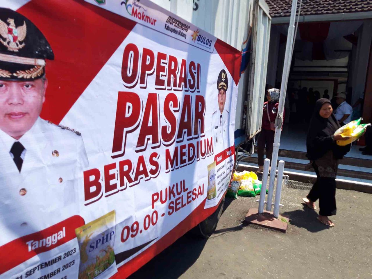 Warga membeli beras saat operasi pasar di kantor Kecamatan Singosari, Kabupaten Malang. Foto : Dok. Jatimkini