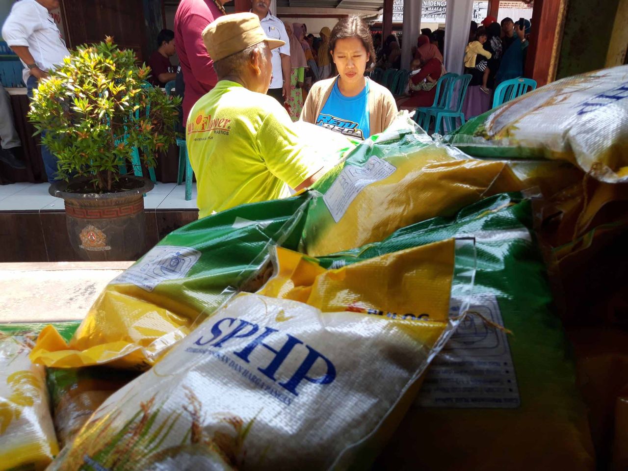 Foto ilustrasi operasi pasar beras SPHP di Singosari, Kabupaten Malang.