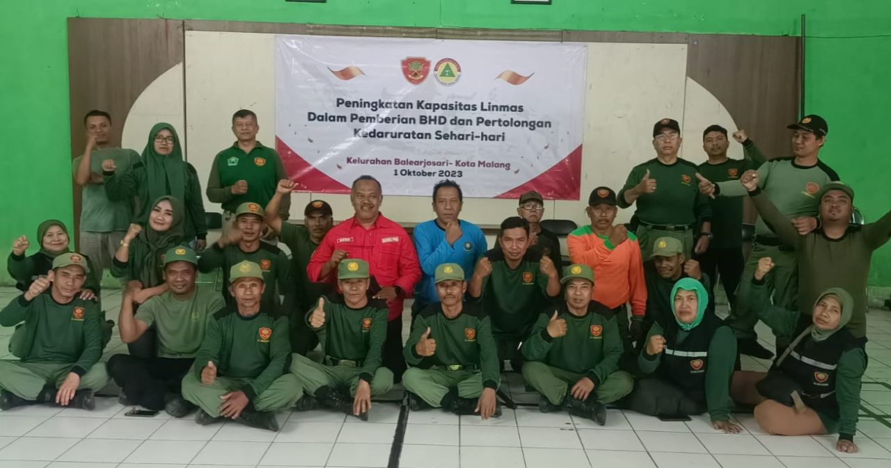 Petugas Linmas Kelurahan Balearjosari, Kota Malang, menerima pelatihan Bantuan Hidup Dasar (BHD) dan pertolongan kedaruratan, Minggu (1/10).