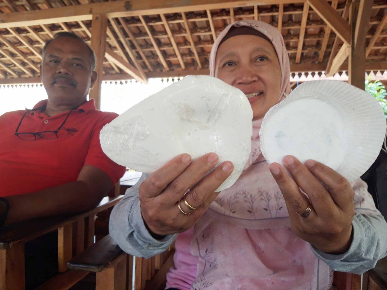 Dr. Dyah Widodo, SKp., M.Kes, menunjukkan inovasi protese untuk penyintas kanker payudara bersama Dr. Ganif Djuwadi, SST., SPd., MKes. Foto : Jatimkini/Bagus Suryo