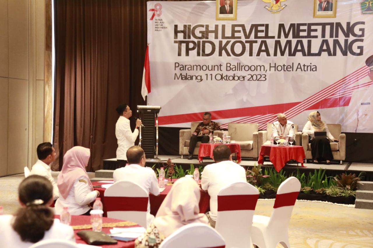 Penjabat Wali Kota Malang, Dr. Ir. Wahyu Hidayat, M.M memberikan arahan saat High Level Meeting TPID Rabu (11/10). Foto : Dok. Bagian Protokol dan Komunikasi Pimpinan Setda Kota Malang