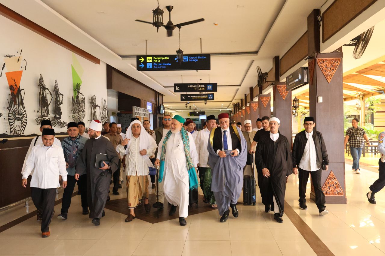 Mulai dari pengusaha hingga ulama besar menghadiri peringatan Maulid Nabi Muhammad SAW yang berlangsung di Ponpes An-Nadwah Krapyak, Yogyakarta ( Foto : For Jatimkini.com )