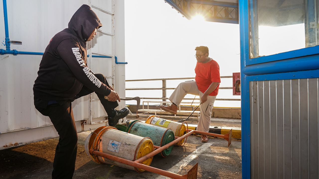 Sejumlah pelaku melakukan penyerangan di Pelabuhan Tanjung Perak, Surabaya dan merusakkan sejumlah infrastruktur pelabuhan. (Foto: dok TTL)