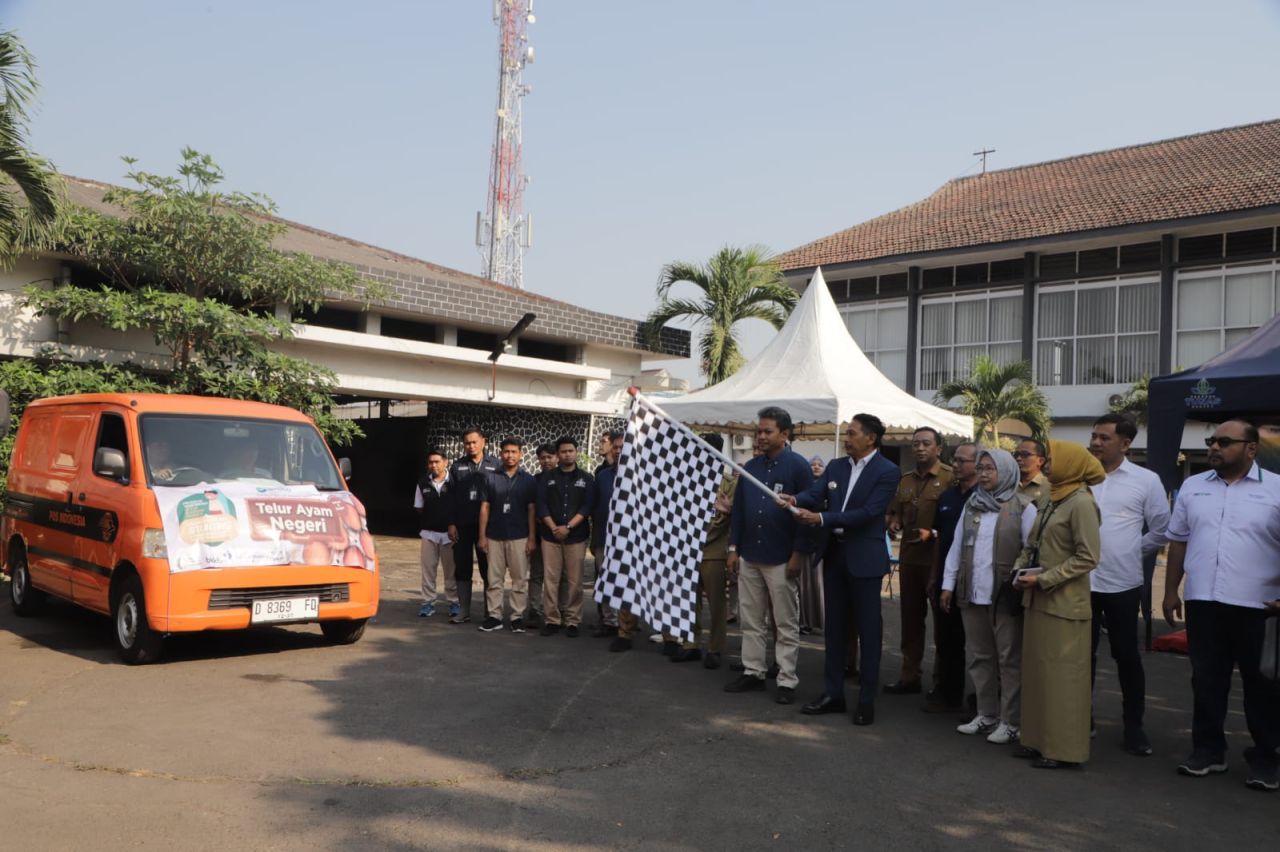 Penjabat Wali Kota Malang Wahyu Hidayat memberangkatkan telur bantuan pangan pada keluarga rawan stunting atau tengkes di Perumda Tunas Kota Malang untuk memasok Jatim dan NTT, Senin (9/10). Foto : Dok. Bagian Protokol dan Komunikasi Pimpinan Kota Malang
