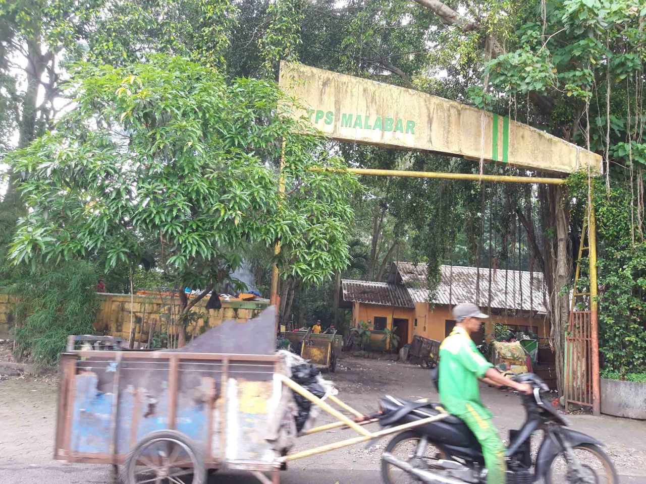 Petugas mengangkut sampah di tempat penampungan sementara Malabar, beberapa  waktu lalu. Foto : Jatimkini/Bagus Suryo