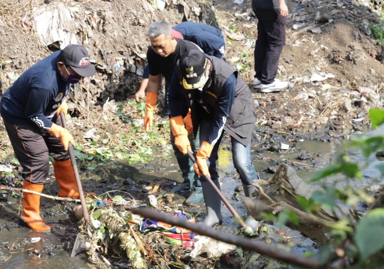 Penjabat Wali Kota Malang Wahyu Hidayat bersama warga membersihkan sampah dan sedimentasi di sungai. Foto : Bagian Protokol dan Komunikasi Pimpinan Kota Malang