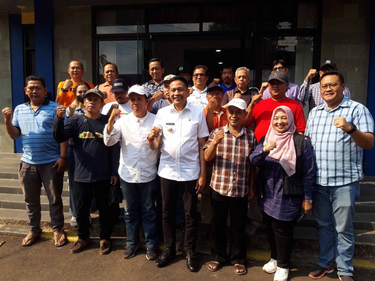 Penjabat Wali Kota Malang Wahyu Hidayat bersama warga Desa Jedong, Kecamatan Wagir, Kabupaten Malang, usai berdialog mencaro solusi pencemaran lingkungan imbas TPA Supiturang, Sabtu (21/10).