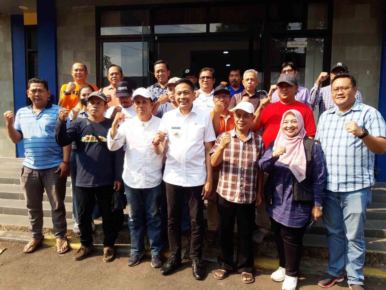 Kepala Dinas Lingkungan Hidup Kota Malang Noer Rahman Widjaja (kanan) usai audiensi Penjabat Wali Kota Malang Wahyu Hidayat (tengah) bersama perwakilan warga Desa Jedong, Kecamatan Wagir, Kabupaten Malang, Sabtu (21/10).