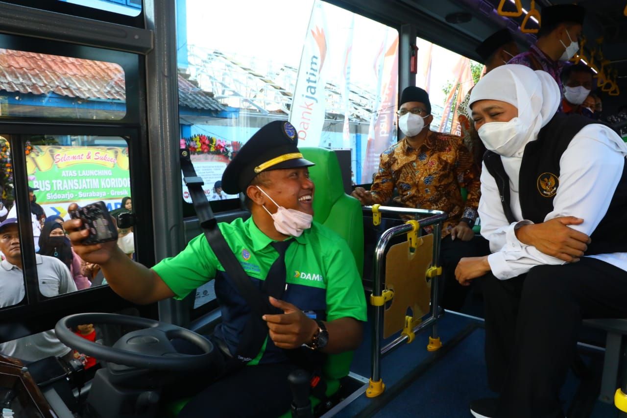 Gubernur Jawa Timur Khofifah Indar Parawansa saat menyapa driver  Trans Jatim Koridor III berharap untuk  mempermudah layanan transportasi ( Foto : Dok Pemprov Jatim for Jatimkini.com )