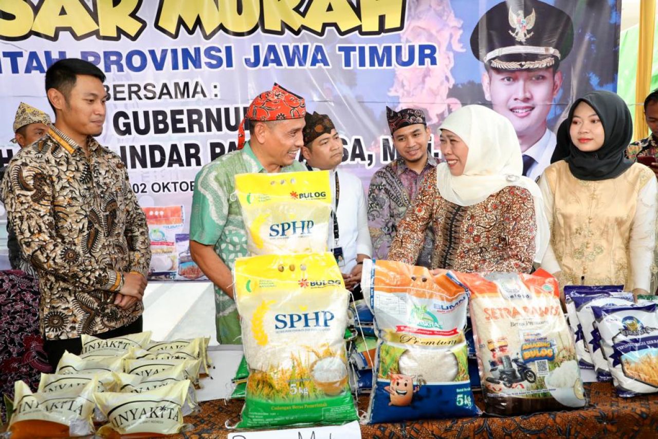 Gubernur Jatim Khofifah Indar Parawansa saat menggelar operasi pasar di Tuban ( Foto : Dok Pemprov Jatim )