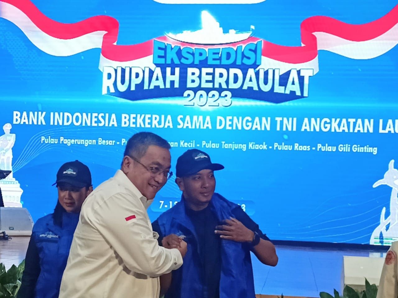 Tim Bank Indonesia - Jatim saat penyematan rompi dalam pelepasan Ekspedisi Rupiah Berdaulat 2023.  (  Foto : Dok. BI for Jatimkini.com )