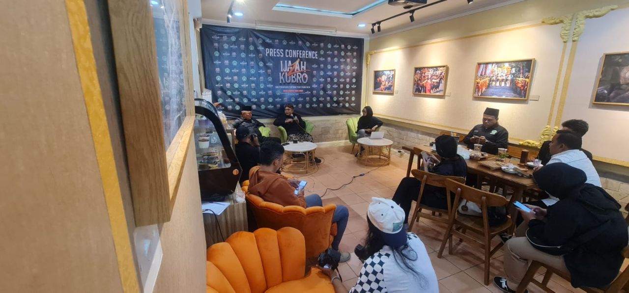 Jajaran penitia pelaksanaan Ijazah Kubro yang digelar oleh Pimpinan Pusat Pagar Nusa saat menggelar jumpa pers di Foodies Gallery, Surabaya. ( Foto : Jatimkini.com)