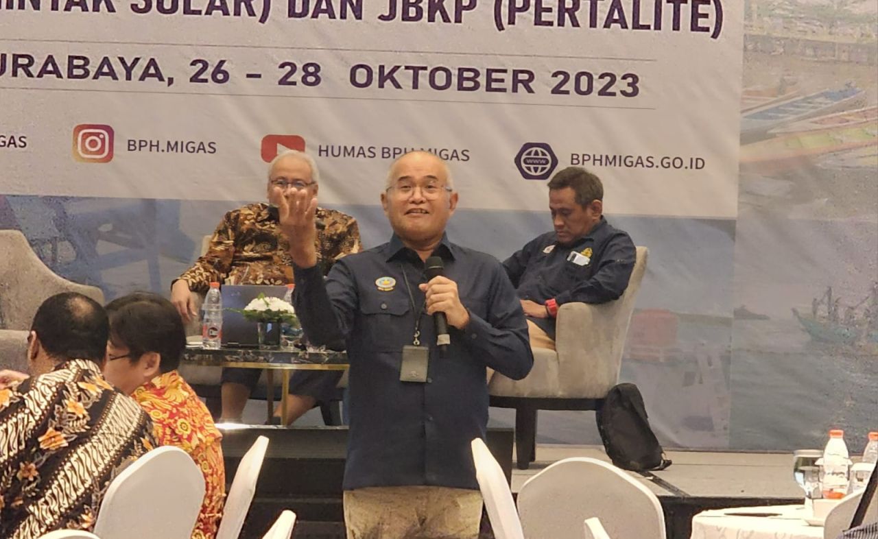 Anggota Komite BPH Migas, Wahyudi Anas saat menjelaskan Peraturan BPH Migas No.2 Tahun 2023 tentang surat rekomendasi untuk pembelian JBT dan JBKP di Surabaya ( Foto : Jatimkini.com / Alvian Yoananta )
