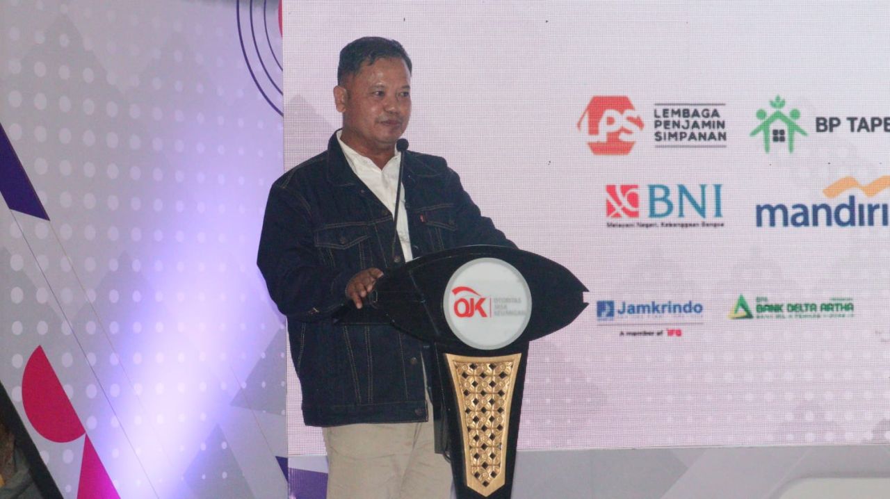 Pimpinan PT Pegadaian kantor XII Surabaya, Jawa Timur, Mulyono Rekso mengapreasisikan langkah OJK  dan FKIJK Jatim mendorong literasi dan inklusi keuangan bagi masyarakat luas ( Foto : Dok. Jatimkini.com )