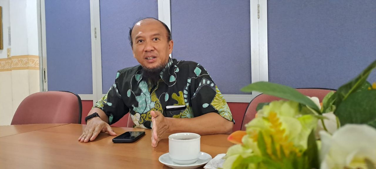 Ketua Bidang Usaha dan Tarif Gabungan Pengusaha Nasional Angkutan Sungai, Danau dan Penyeberangan (Gapasdap), Rakhmatika Ardianto saat menjelaskan kondisi usaha kapal penyeberangan ( Foto : Jatimkini.com / Alvian Yoananta )