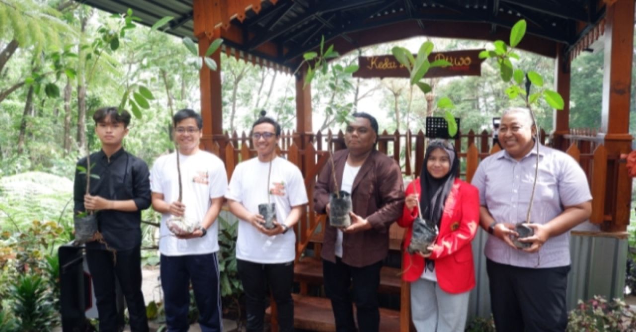Kencana Group kembali menyumbangkan 1.000 bibit pohon di kawasan kaki Gunung Welirang ,Semeru, Kecamatan Prigen, Kabupaten pasuruan, Jawa Timur ( Foto : Dok. Kencana Group for Jatimkini.com )
