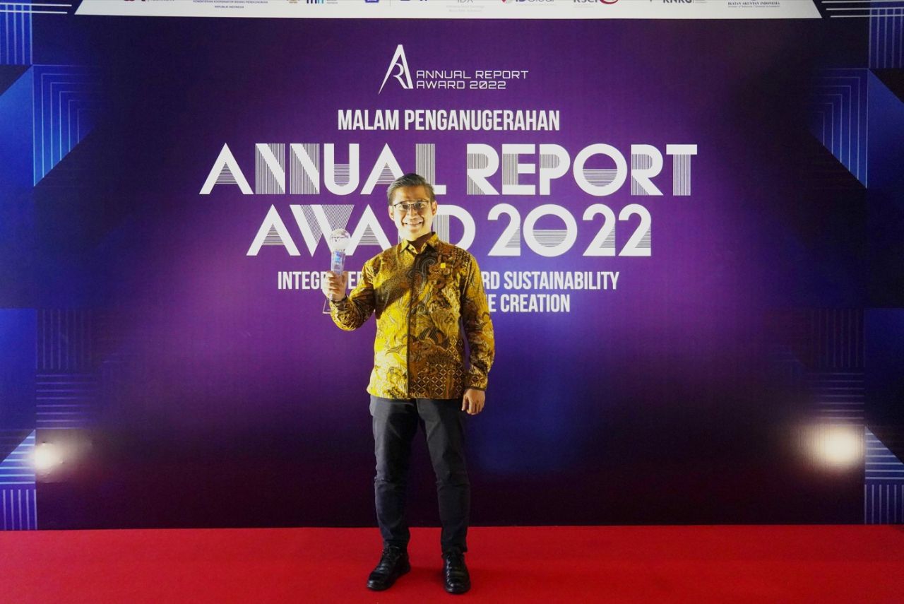 Direktur Manajemen Human Capital and Administrasi Karyawan Aji saat menerima piala Annual Report Award 2022 di Jakarta pada Selasa (28/11).