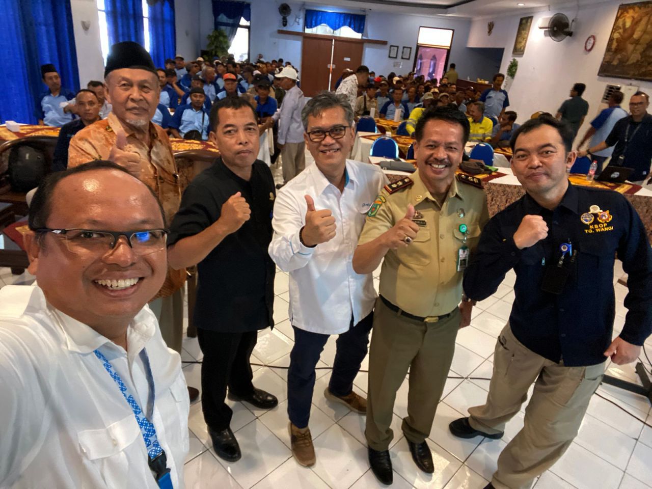 Direktur SDM SPMT, Edi Priyanto berfoto bersama pemangku kebijakan usai pemberian Awareness K3 di Hotel Manyar, Banyuwangi pada Selasa (7/11/2023). (Foto: Dok.SPMT)