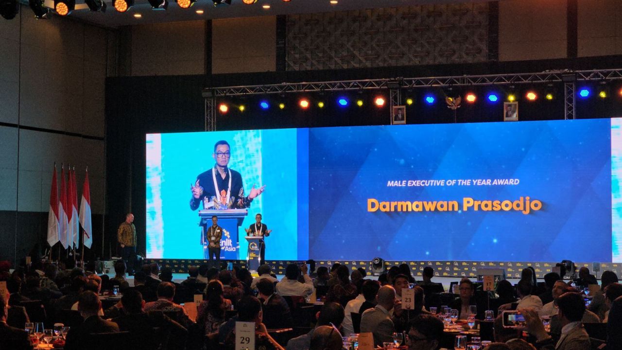 Direktur Utama PLN Darmawan Prasodjo beri sambutan usai terima penghargaan dengan kategori "Male Executive of the Year" dalam ajang Enlit Asia. (PLN for Jatimkini.com)