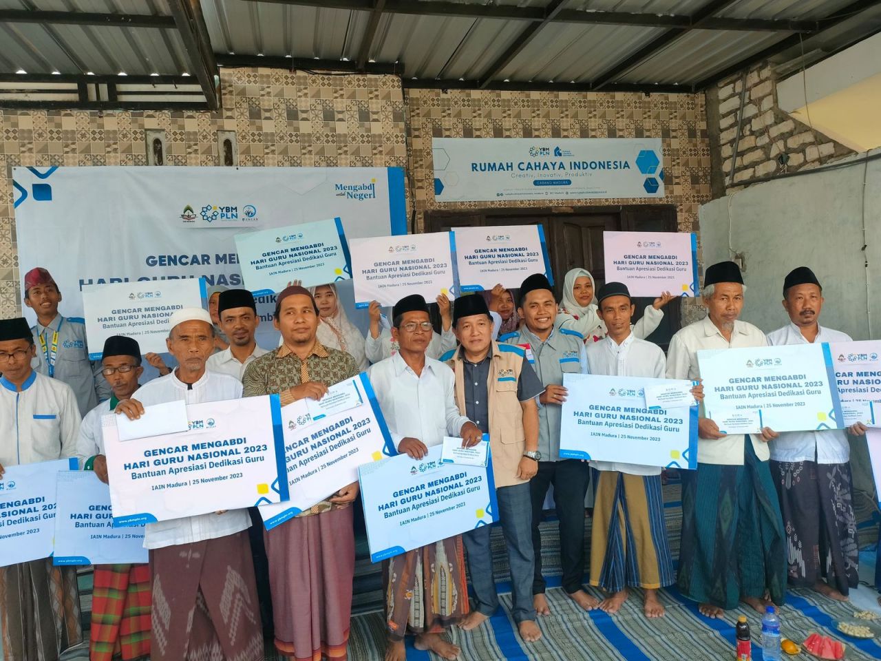YBM PT PLN (Persero) berikan santunan kepada 30 guru madrasah di Rumah Cahaya Indonesia (RCI) Cabang Madura, Pamekasan. (Foto: PLN for Jatimkini.com)