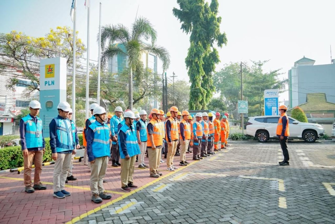 PT PLN (Persero) Unit Induk Distribusi Jawa Timur ikuti apel gelar pasukan dan peralatan antisipasi bencana hidrometrologi di lapangan upacara Polda Jawa Timur, Selasa (21/11). (PLN for Jatimkini.com)