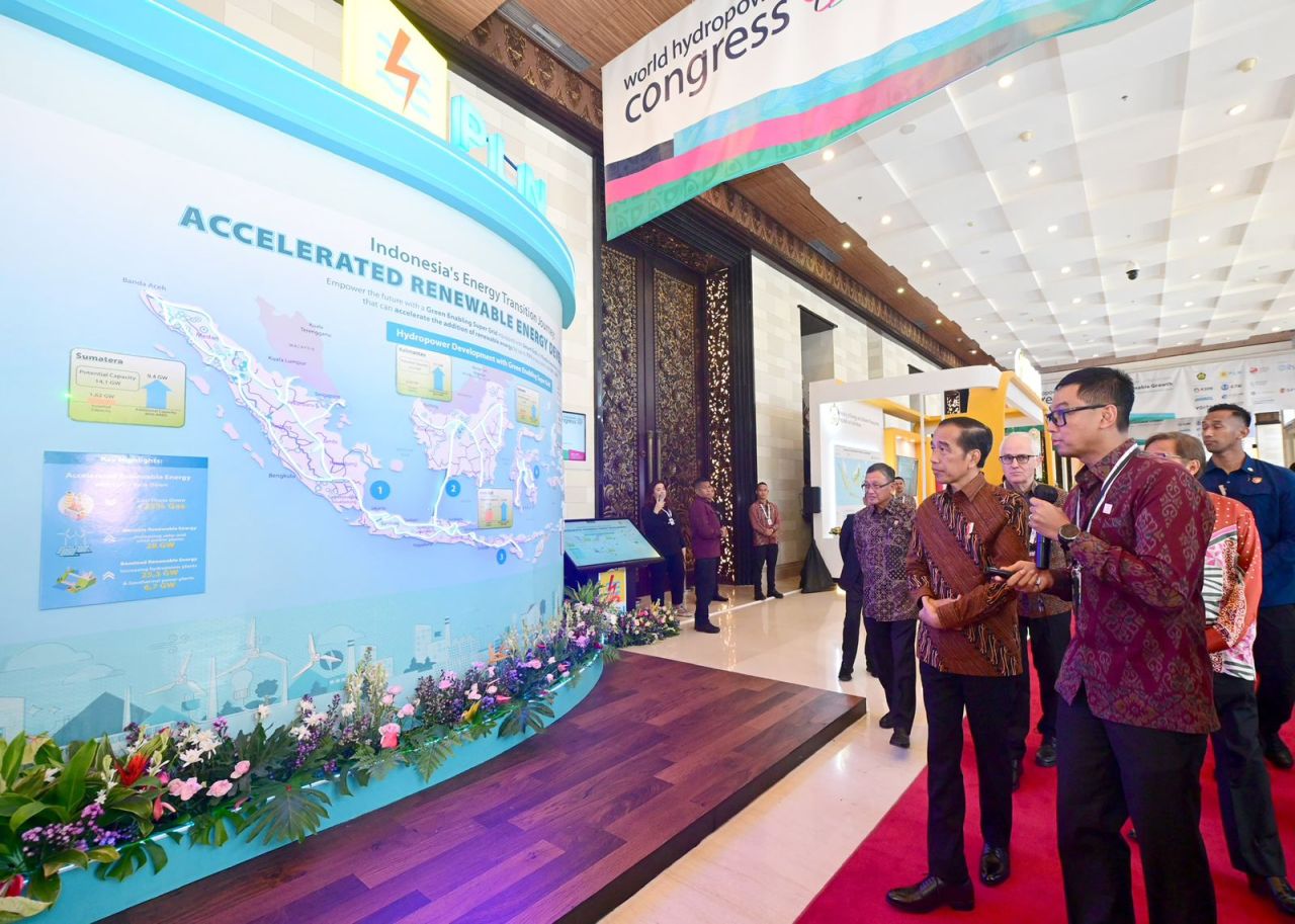 Direktur Utama PLN, Darmawan Prasodjo saat memberikan penjelasan kepada Presiden Joko Widodo tentang  perseroan dalam mengembangkan PLTA. (Foto: PLN for Jatimkini.com)