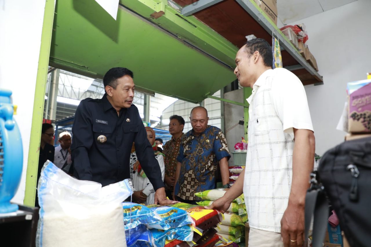Penjabat Wali Kota Malang Wahyu Hidayat saat memantau harga bahan pokok di Pasar Bunul. Foto : Bagian Protokol dan Komunikasi Pimpinan Kota Malang