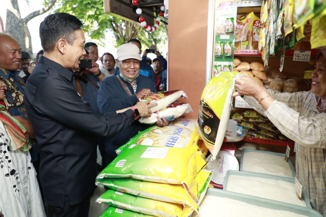 Penjabat Wali Kota Malang Wahyu Hidayat saat memantau harga pangan di pasar Bunul, Kamis (2/11). Foto : Dok. Prokopim Kota Malang