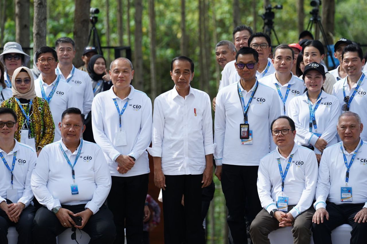 Presiden Joko Widodo bersama Direktur Utama PLN Darmawan Prasodjo dan 99 Chief Executive Officer (CEO) saat kunjungan ke Ibu Kota Nusantara (IKN), Kamis (01/11).  (Foto: PLN for Jatimkini.com)