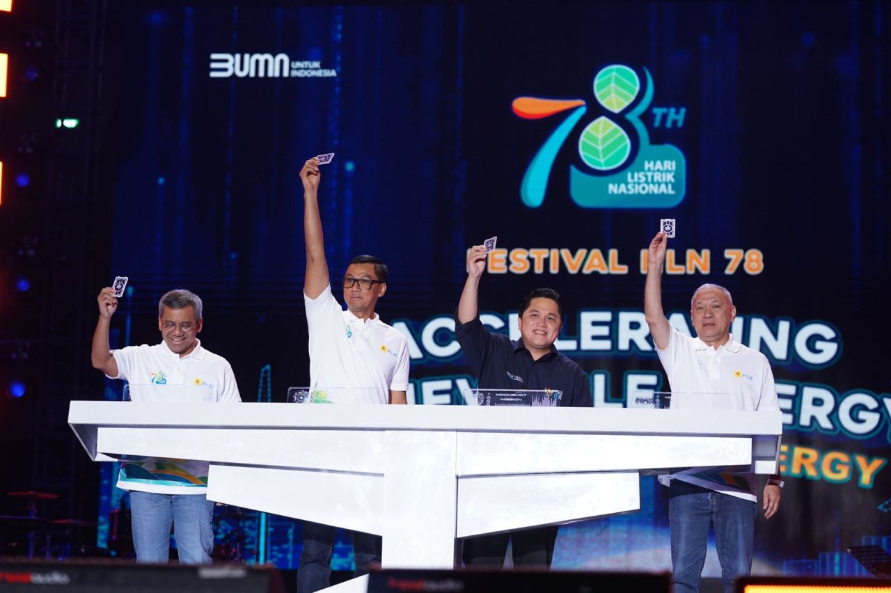 Direktur Utama PLN Darmawan Prasodjo mendampingi Menteri BUMN Erick Thohir dalam perayaan HLN di Indonesia Arena, Sabtu (4/11). (Foto: PLN for Jatim kini.com)