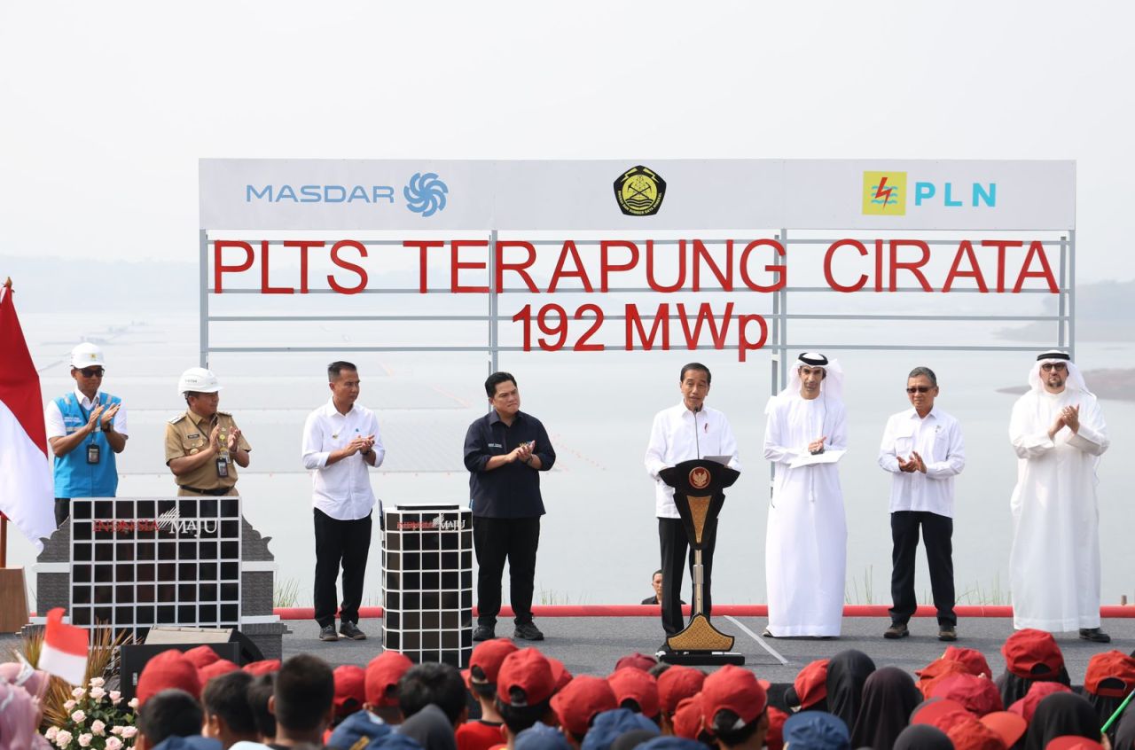 Presiden Joko Widodo meresmikan operasi Pembangkit Listrik Tenaga Surya (PLTS) Terapung Cirata berkapasitas 192 megawatt peak (MWp) yang berlokasi di Purwakarta, Jawa Barat pada Kamis (9/11). (Foto: PLN for Jatimkini.com)