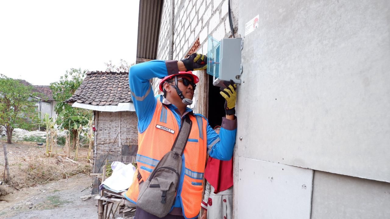 Petugas PLN saat lakukan tambah daya. (PLN for Jatimkini.com)
