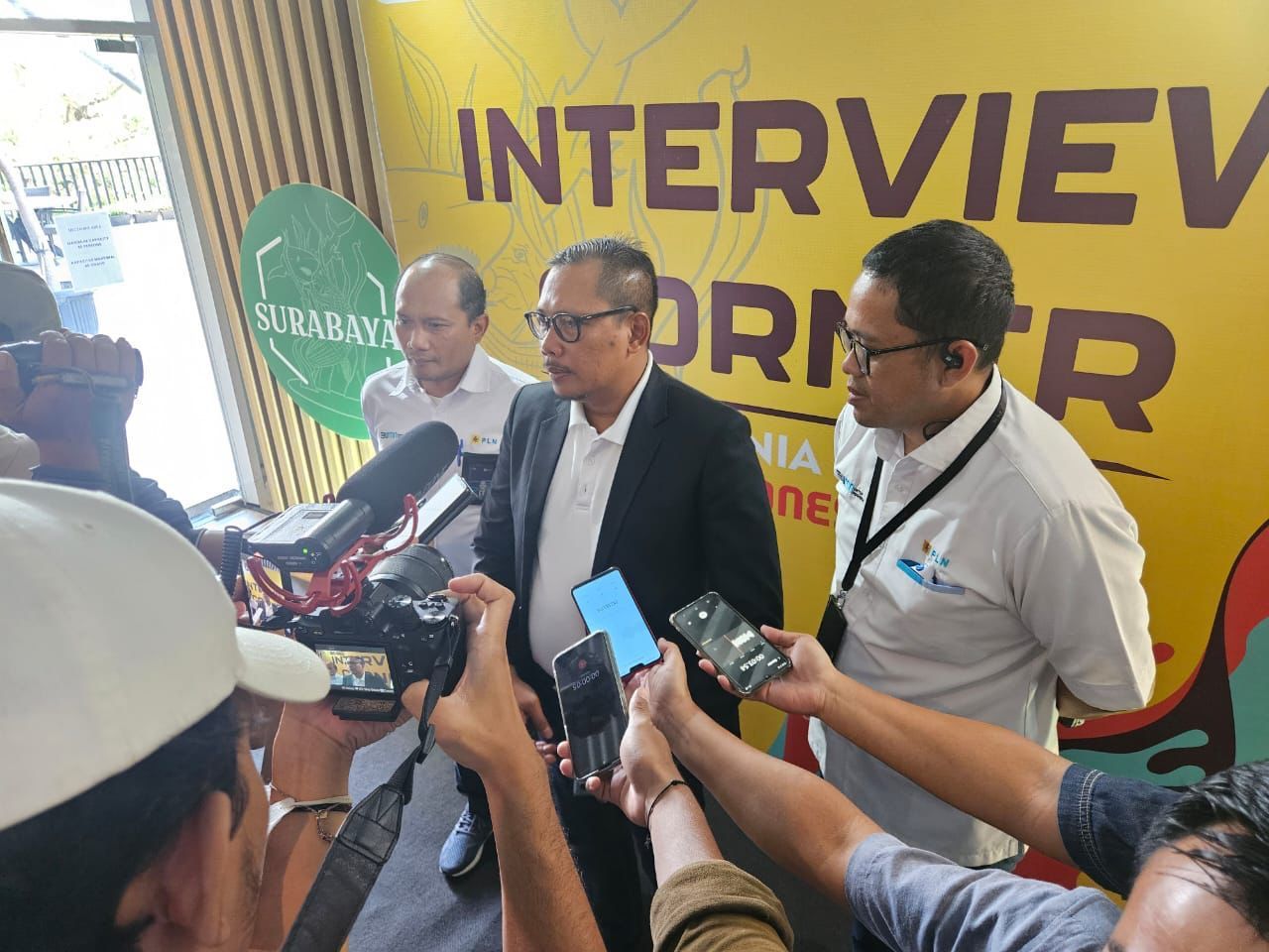 General Manager PT PLN (Persero) UID Jawa Timur, Agus Kuswardoyo (tengah) dalam Press Conference Piala Dunia U17 2023 di Surabaya, Senin (13/11). (Foto: PLN for Jatimkini.com)