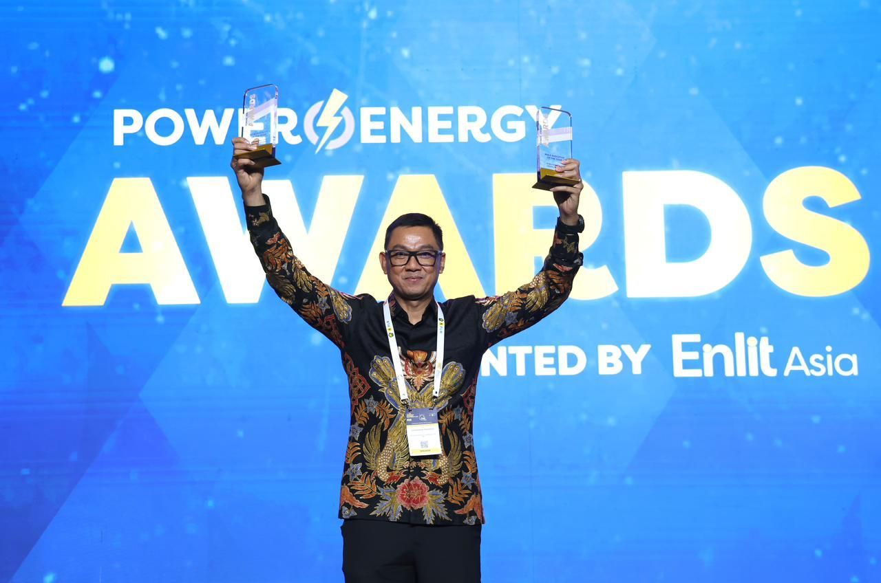 Direktur Utama PT PLN (Persero) Darmawan Prasodjo meraih penghargaan "Male Executive of the Year" pada ajang Power Energy Awards 2023 yang digelar Enlit Asia pada Selasa (14/11). (PLN for Jatimkini.com)