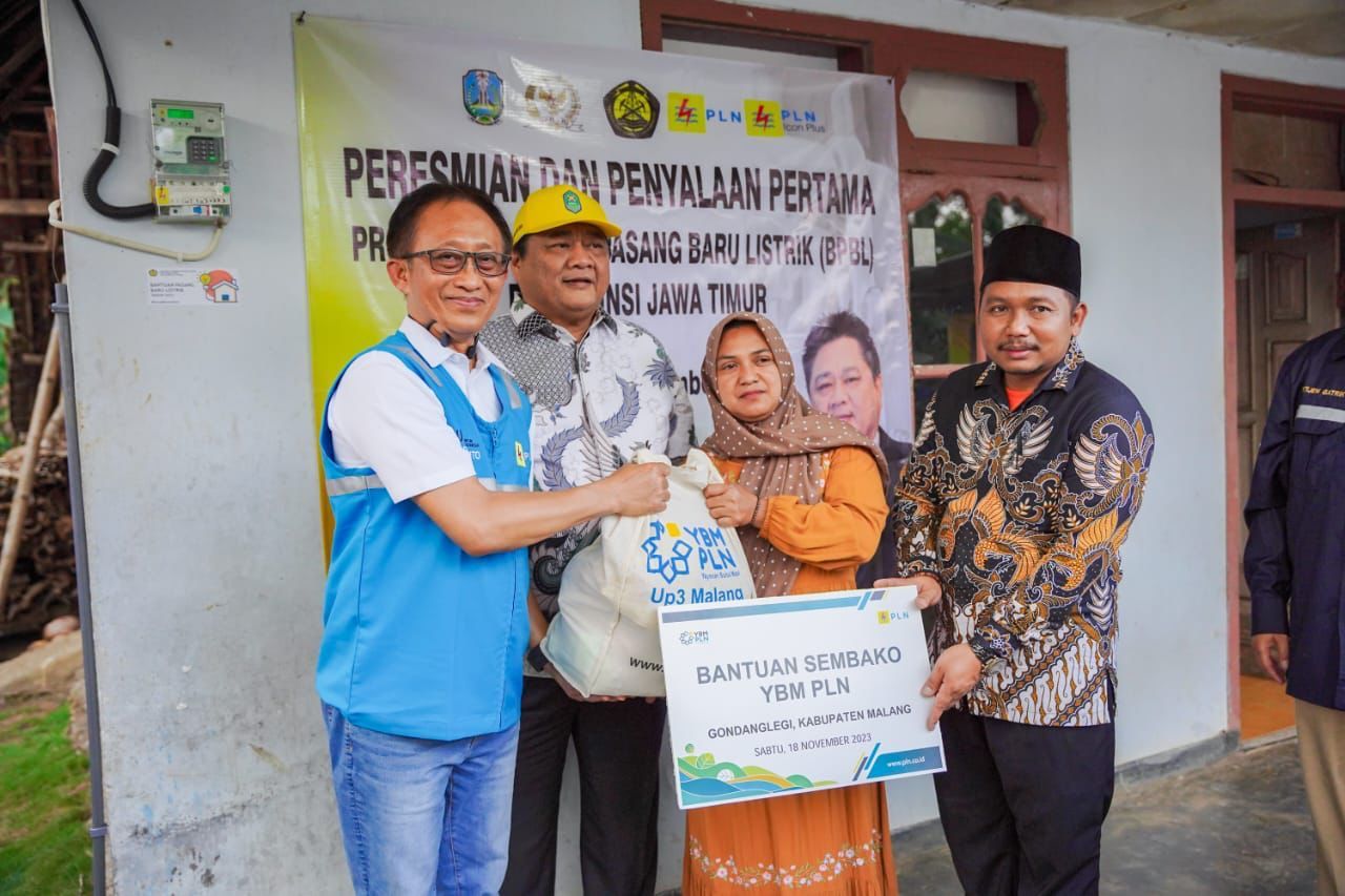 Direktur Distribusi PT PLN (Persero), Adi Priyanto didampingi Anggota Komisi VII DPR RI, H.M Ridwan Hisjam, dan Pj Sekretaris Daerah Kabupaten Malang, Nurman Ramadansyah. (PLN for Jatimkini.com)