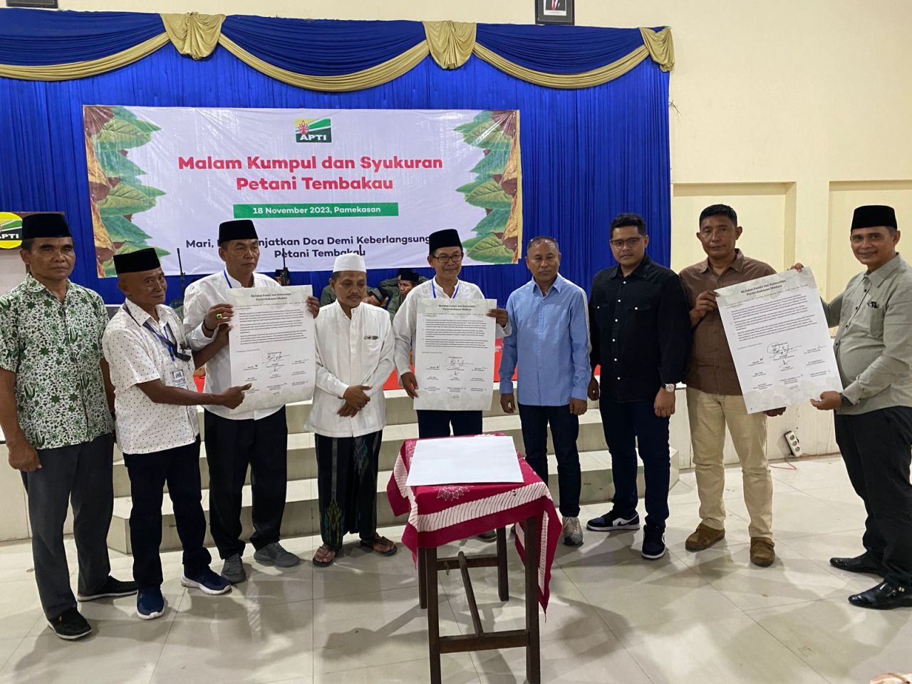 Petani tembakau telah sepakat mendatangani Petisi Petani Menolak Rancangan Peraturan Pemerintah (RPP) Kesehatan. ( Foto : APTI for Jatimkini.com )