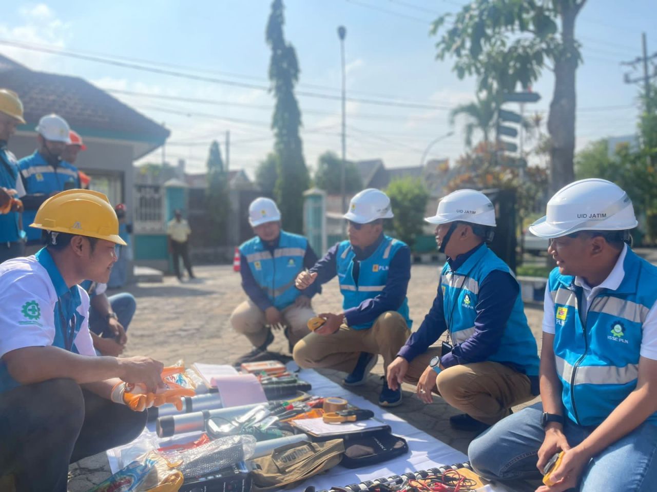 Personel PLN dibekali pengetahuan dan peraturan mengenai keselamatan ketenagalistrikan. (PLN for Jatim kini.com)