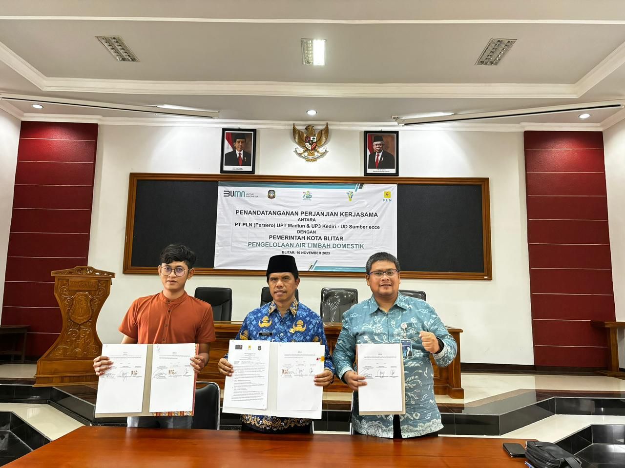 PLN UP3 Madiun, PLN UP3 Kediri dan UD Sumber Ecce tanda tangani kerja sama dengan Pemkot Blitar pengelolaan air limbah dosmetik. (Foto: PLN for Jatimkini.com)