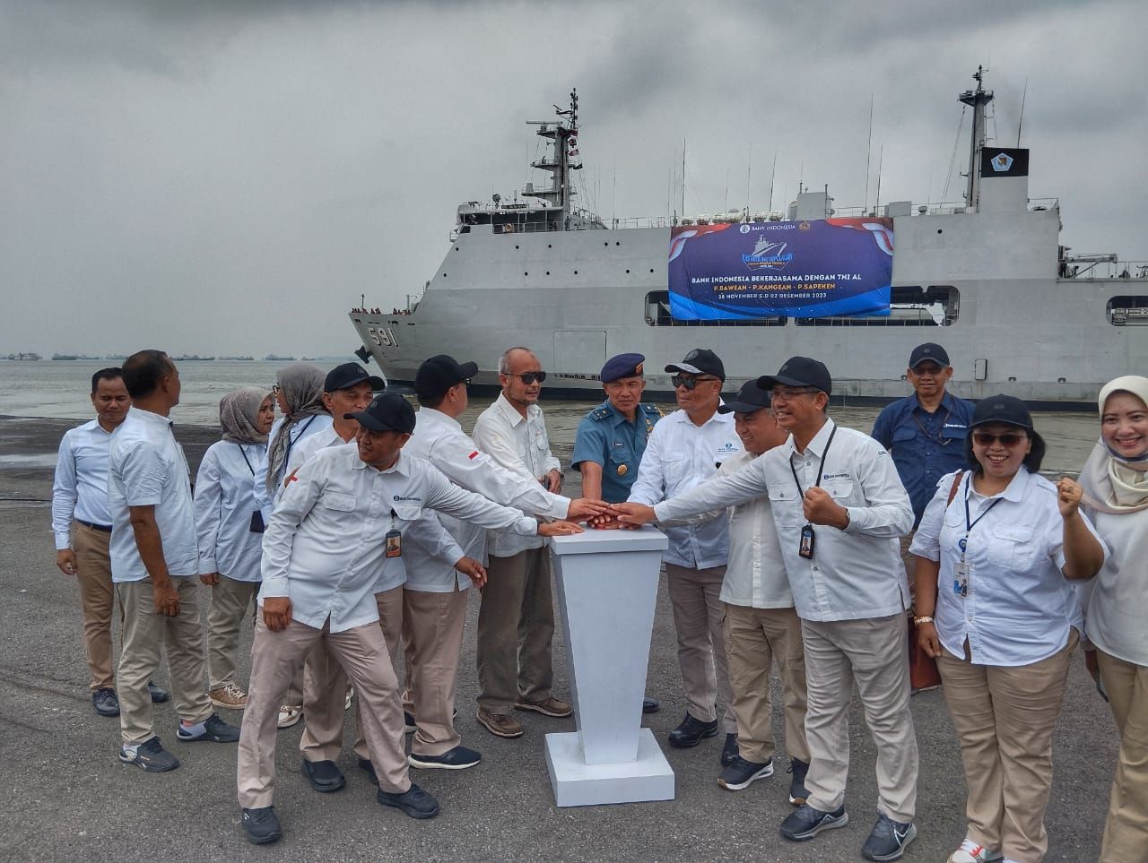 BI Jatim lakukan Ekspedisi Rupiah Berdaulat (ERP) bersama TNI AL di kepulauan terpencil guna penukaran uang serta edukasi pengenalan rupiah ( Foto : Istimewa )