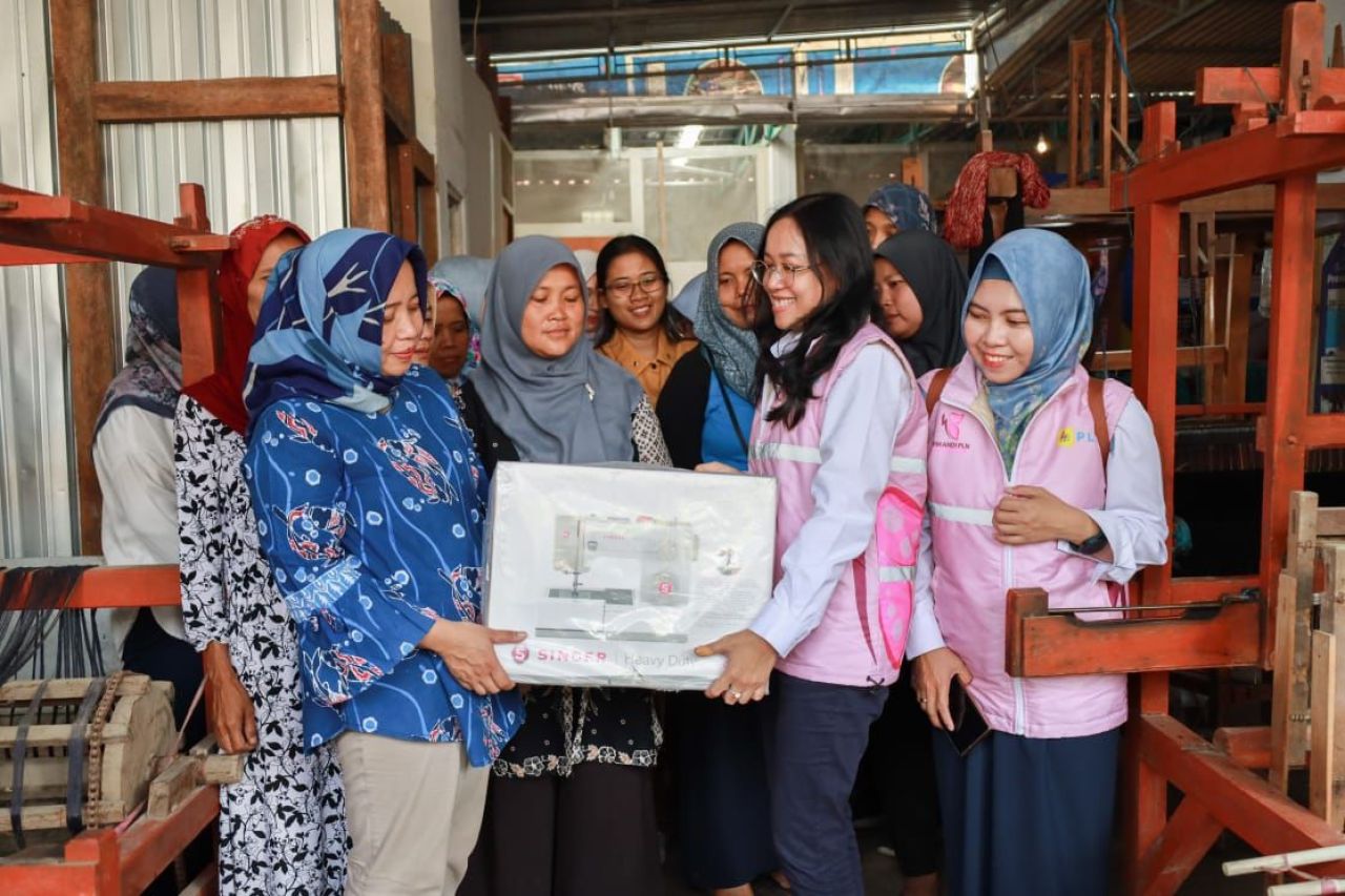 Ketua Srikandi PLN UID Jawa Timur, Cynthia Dewi Ariyani serahkan bantuan kepada Ketua Pertakina, Sulistiyaningsih. (Foto: PLN for Jatimkini.com)