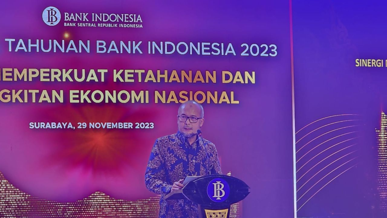 Deputi Kepala Bank Indonesia Kanwil Jatim, Rizki Ernadi Wimanda saat membawa sambutan dan paparan kinerja perekonomian Jatim dalam Pertemuan Tahunan Bank Indonesia (PTBI) 2023 ( Foto : Jatimkini.com / Alvian Yoananta )