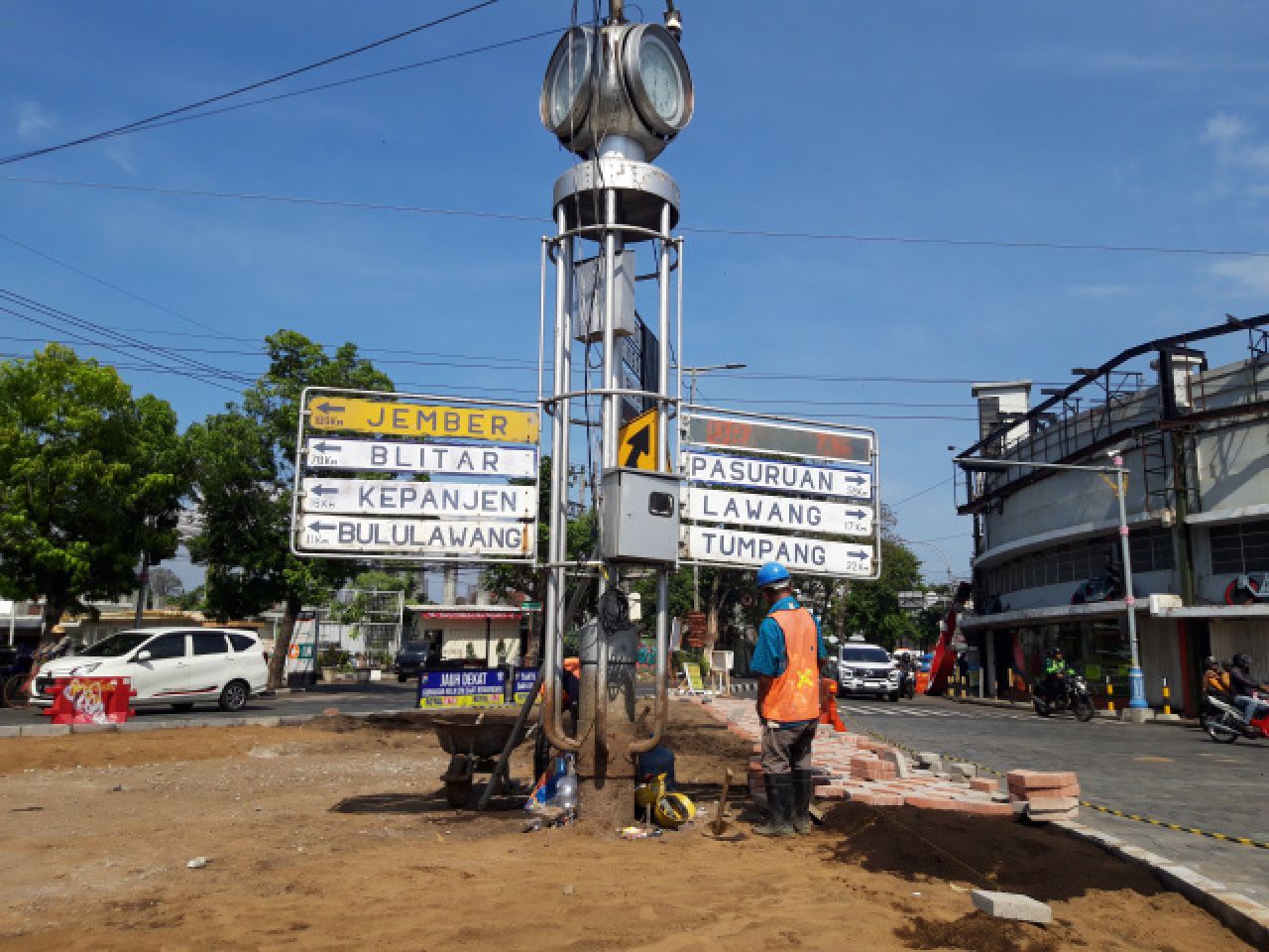 Pekerja sedang merawat jam kota di Kayutangan, Kota Malang, Jawa Timur, Kamis (30/11). Foto : Jatimkini/Bagus Suryo